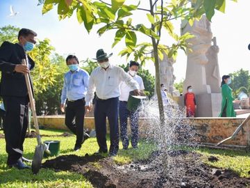 Chủ tịch nước Nguyễn Xuân Phúc dâng hương tưởng niệm tại Ngã ba Giồng - Ảnh 3. Chủ tịch nước Nguyễn Xuân Phúc dâng hương tưởng niệm tại Ngã ba Giồng - Ảnh 3.