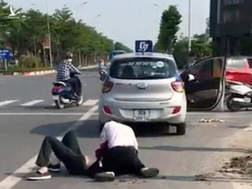 Hình ảnh Đại úy công an xã Cự Khê, huyện Thanh Oai thờ ơ, đứng gọi điện thoại tại hiện trường vụ cướp taxi
