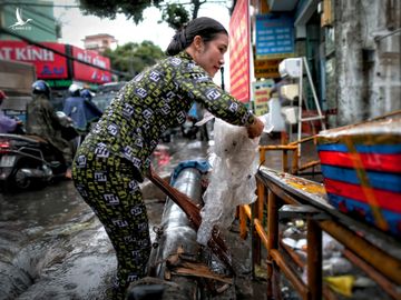 Người dân TP.Thủ Đức bì bõm lội nước sau cơn mưa lớn - ảnh 3