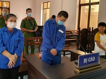 Bị cáo Bé và Gái tại phiên tòa /// Ảnh: Nguyễn Long