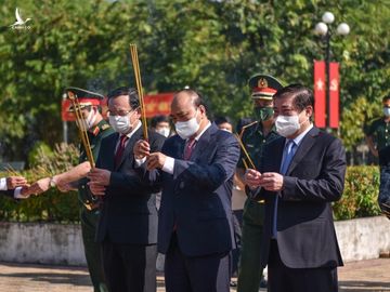 Chủ tịch nước Nguyễn Xuân Phúc dâng hương tưởng niệm tại Ngã ba Giồng - Ảnh 2. Chủ tịch nước Nguyễn Xuân Phúc dâng hương tưởng niệm tại Ngã ba Giồng - Ảnh 2.