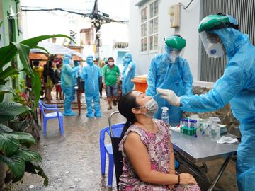 Người dân TP.HCM lúc này mong: ‘Ngủ dậy, y tế phường chưa tới để căng dây’ - ảnh 2