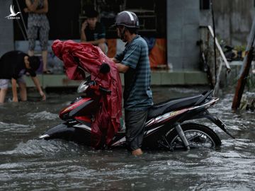 Người dân TP.Thủ Đức bì bõm lội nước sau cơn mưa lớn - ảnh 7