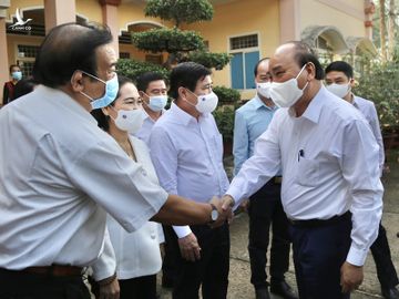 Chủ tịch nước Nguyễn Xuân Phúc tiếp xúc cử tri vận động bầu cử - ảnh 1