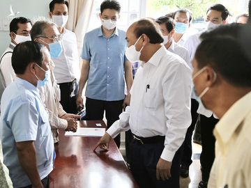 Chủ tịch nước Nguyễn Xuân Phúc tiếp xúc cử tri vận động bầu cử - ảnh 2
