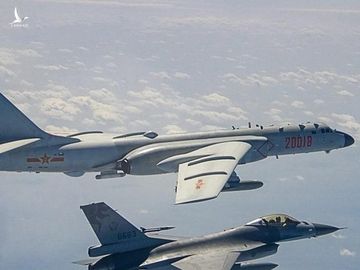 Một chiến đấu cơ Đài Loan đang theo sát máy bay ném bom của Trung Quốc ở eo biển Đài Loan hồi năm ngoái (Ảnh: SCMP)