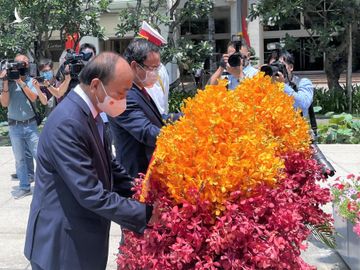 Chủ tịch nước Nguyễn Xuân Phúc dâng hoa tưởng niệm Chủ tịch Hồ Chí Minh /// Ảnh: CTV