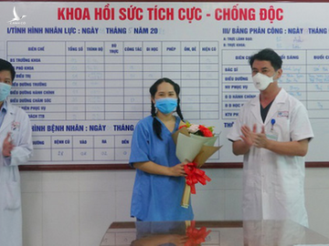 Nữ điều dưỡng bị sốc phản vệ sau tiêm vắc xin được ra viện - Ảnh 1.