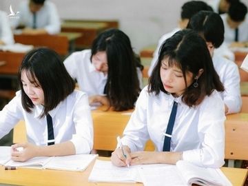 &quot;Nóng&quot; vì dịch: TP.HCM hoãn thi lớp 10, Vĩnh Phúc cho học sinh đi học lại 5 tuần - Ảnh 1.