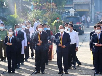 Chủ tịch nước Nguyễn Xuân Phúc dâng hương tưởng niệm tại Ngã ba Giồng - Ảnh 1. Chủ tịch nước Nguyễn Xuân Phúc dâng hương tưởng niệm tại Ngã ba Giồng - Ảnh 1.