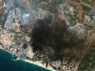 Cột khói bốc lên từ cơ sở dầu mỏ Israel bị trúng rocket hôm 12/5.
