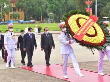 lanh dao cap cao vieng Chu tich Ho Chi Minh anh 1