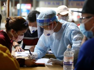 Hành khách khai báo y tế tại Bến xe Miền Đông, Q.Bình Thạnh, TP.HCM /// Ảnh minh họa: Đậu Tiến Đạt