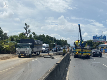 Xe khách tông sập 3 dải phân cách, xe ùn ứ dài 3km trên quốc lộ 1 - Ảnh 2.