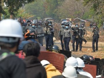 Người biểu tình đụng độ cảnh sát Myanmar hồi tháng 3. Ảnh: AFP.