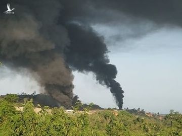 Khói bốc lên từ vị tri giao tranh giữa Quân đội Độc lập Kachin (KIA) và quân đội Myanmar ở thị trấn Hkamti hôm nay.