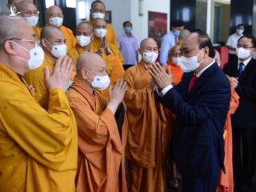 Chủ tịch nước Nguyễn Xuân Phúc: Phát huy các nguồn lực tôn giáo cho sự phát triển Việt Nam - Ảnh 1. Chủ tịch nước Nguyễn Xuân Phúc: Phát huy các nguồn lực tôn giáo cho sự phát triển Việt Nam - Ảnh 1.