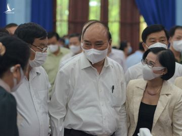 Chủ tịch nước Nguyễn Xuân Phúc trao đổi với cử tri trước buổi tiếp xúc vận động bầu cử /// ẢNH: NGUYÊN VŨ
