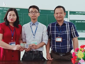 2 học sinh nhặt được tiền và 3 cây vàng trả lại người mất - ảnh 1