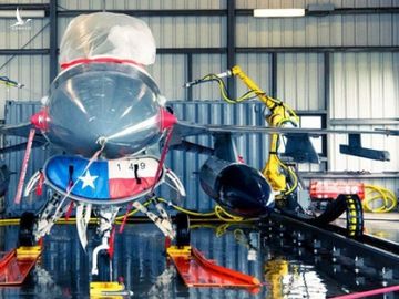 Rửa máy bay chiến đấu, công việc quan trọng nhưng ít người được biết - Ảnh 2.