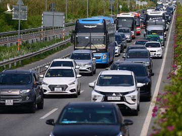 Ùn xe kéo dài trên đường dẫn vào cao tốc TP.HCM - Long Thành - Dầu Giây, TP Thủ Đức (TP.HCM) hướng đi trạm thu phí Long Phước.