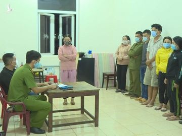 Công an làm việc với những người trong đường dây số đề /// ẢNH: CÔNG AN CUNG CẤP