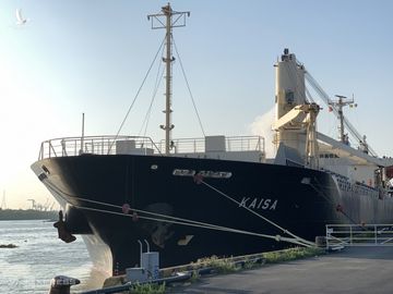 Tàu đã cập cảng Khánh Hội để chuẩn bị công tác tháo dỡ. Ảnh: Quỳnh Trần.