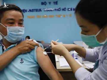 Hai đợt tiêm chủng mở rộng đầu tiên, có hơn một triệu người Việt Nam đã tiêm vaccine AstraZeneca. Ảnh: Hữu Khoa.