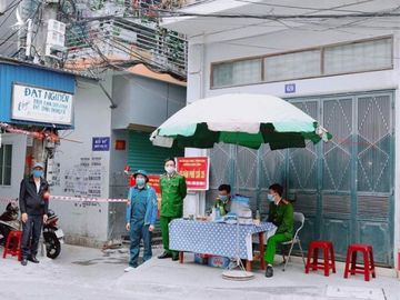 NÓNG: 5 nhân viên quán karaoke dương tính SARS-CoV-2 là F1 của chuyên gia Trung Quốc - Ảnh 1.