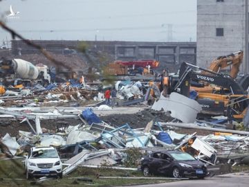 Công trường bị lốc xoáy tàn phá tại Vũ Hán hôm 14/5. Ảnh: AFP.