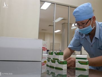 Cán bộ Viện IVAC chuẩn bị các hộp vaccine Covivac tại Nha Trang, Khánh Hòa.