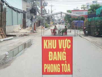 Lều được dựng để các lực lượng trú tạm làm nhiệm vụ ở khu vực phong tỏa trên đường TL 19 /// Ảnh: Bậm Võ