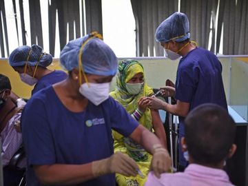 Tiêm chủng Covid-19 tại bang Maharashtra ở Ấn Độ /// AFP