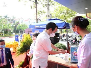 100% khách hàng thực hiện khai báo y tế, đo nhiệt độ phân luồng, rửa tay sát khuẩn trước khi vào VNVC Yên Bái 100% khách hàng thực hiện khai báo y tế, đo nhiệt độ phân luồng, rửa tay sát khuẩn trước khi vào VNVC Yên Bái