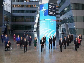 Hội nghị Thượng đỉnh NATO đã thông qua Chính sách Phòng thủ Mạng mới, quyết tâm sử dụng đầy đủ các khả năng vào mọi thời điểm để chủ động ngăn chặn, phòng thủ và đối phó toàn bộ các mối đe dọa mạng.