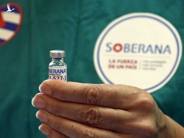 Y tá cầm trên tay vaccine Soberana-02 tại thủ đô Havana, Cuba ngày 31/3. Ảnh:Xinhua.