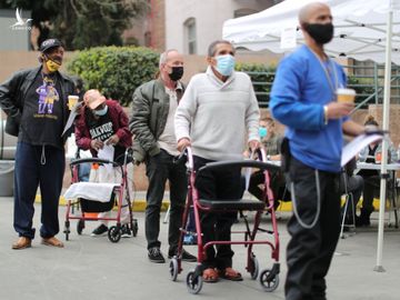 Điểm tiêm vacine ngừa Covid-19 tại Los Angeles, bang California, Mỹ vào ngày 10/2. Ảnh: Reuters.