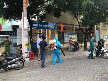 Nhân viên y tế cùng lực lượng chức năng tại khu vực phường Tam Bình, TP Thủ Đức, sáng 26-6-2021.