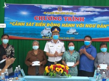 Đại tá Trần Văn Lượng tặng quà cho Đảng ủy xã An Sơn và gia đình ngư dân