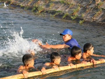 Thầy Tước dạy bơi miễn phí cho đám trẻ làng suốt nhiều năm. /// ẢNH: NGUYỄN PHÚC