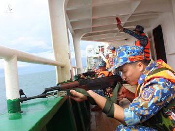 Thự hành bắn súng AK trên biển