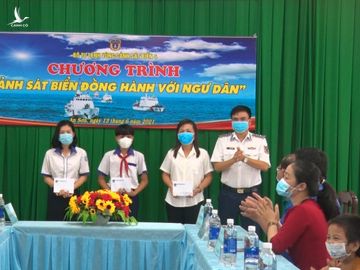 Đại tá Trần Văn Lượng tặng quà cho 3 học sinh học giỏi