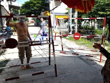 Bà Nguyễn Thị Anh (67 tuổi) mang đồ đến nhà người anh để cúng giỗ mẹ nhưng không thể vào trong /// ẢNH: TRẦN KHA