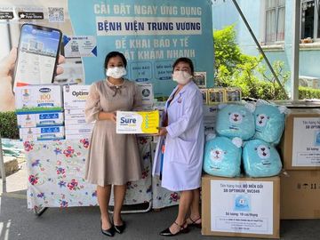 Hình 2A-2B: Đại diện Vinamilk trao tặng các món quà và sản phẩm dinh dưỡng đến y bác sĩ và các em đang điều trị tại Bệnh viện Trưng Vương