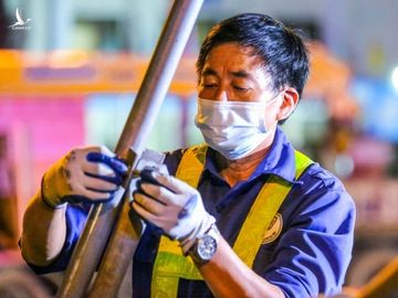 CLIP: Hàng chục công nhân gấp rút di dời hàng cây phong lá đỏ ngay trong đêm - Ảnh 8. CLIP: Hàng chục công nhân gấp rút di dời hàng cây phong lá đỏ ngay trong đêm - Ảnh 8.