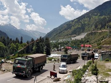 Các xe tải quân sự Ấn Độ trong một lần di chuyển về hướng Ladakh /// Reuters