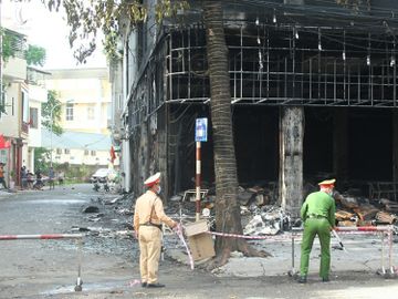 Cháy phòng trà ở Nghệ An: Cả nhà chủ phòng trà tử nạn, người vợ đang mang thai - ảnh 1