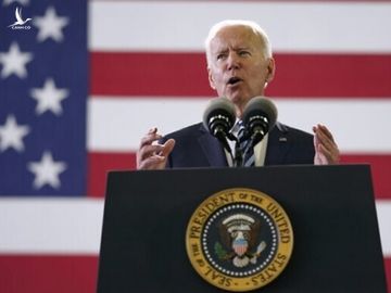 Tổng thống Joe Biden phát biểu trước các binh sĩ Mỹ đóng tại căn cứ không quân Mildenhall tại Suffolk, Anh, ngày 9/6. Ảnh: AP.