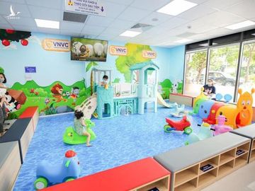 VNVC Yên Bái được đầu tư cơ sở vật chất khang trang hiện đại, khu vui chơi dành cho trẻ em sinh động, được khử khuẩn nhiều lần trong ngày đảm bảo sạch sẽ, an toàn VNVC Yên Bái được đầu tư cơ sở vật chất khang trang hiện đại, khu vui chơi dành cho trẻ em sinh động, được khử khuẩn nhiều lần trong ngày đảm bảo sạch sẽ, an toàn