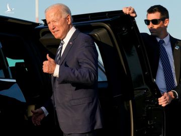 Tổng thống Joe Biden tại căn cứ Royal Air Force Mildenhall ở Suffolk, Anh ngày 9/6. Ảnh: AP.